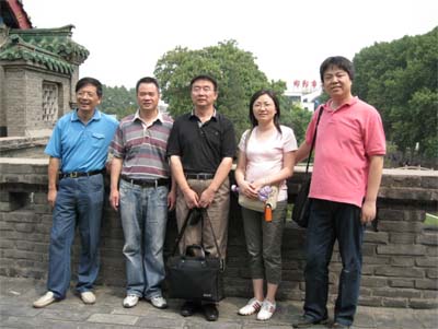 л����Ժ��һ�вμ��Ϻ����ڽ�ԺУ�����˿����Ÿ��������ӱ������տ���