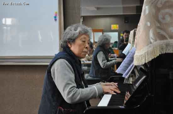 洪侣明老师应邀给圣乐科学生讲座 洪侣明老师应邀给圣乐科学生讲座