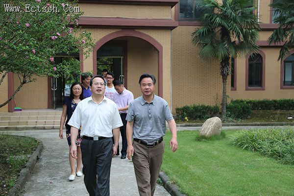 上海市民宗委领导慰问华东神学院教师 上海市民宗委领导慰问华东神学院教师