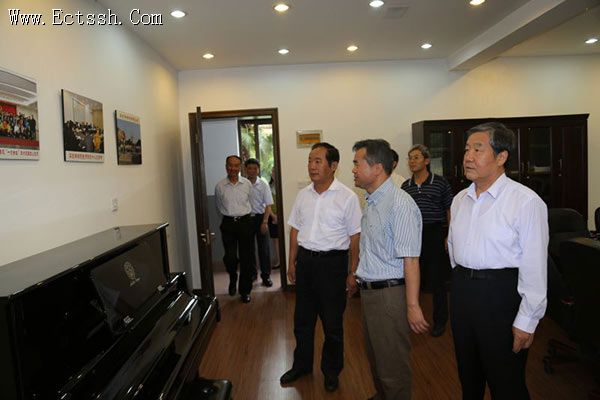 全国政协民宗委调研组访问华东神学院 全国政协民宗委调研组访问华东神学院