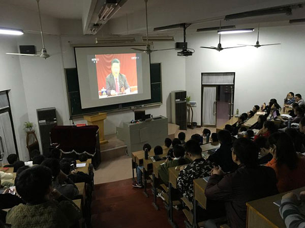 华东神学院师生收看十八届六中全会报道 华东神学院师生收看十八届六中全会报道