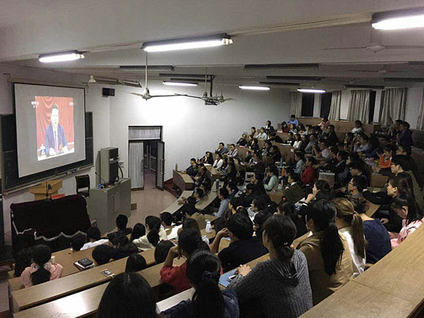 华东神学院师生收看十八届六中全会报道 华东神学院师生收看十八届六中全会报道