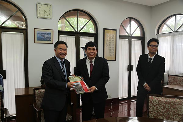 越南宗教委代表团访问华东神学院 越南宗教委代表团访问华东神学院