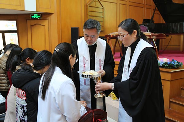 华东神学院举行圣诞感恩献心圣餐崇拜 华东神学院举行圣诞感恩献心圣餐崇拜