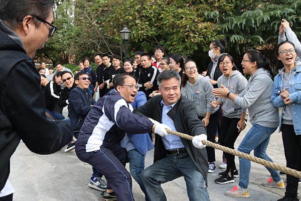 ������ѧԺ���е�33���˶���