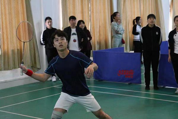 ������ѧԺ���е�33���˶���