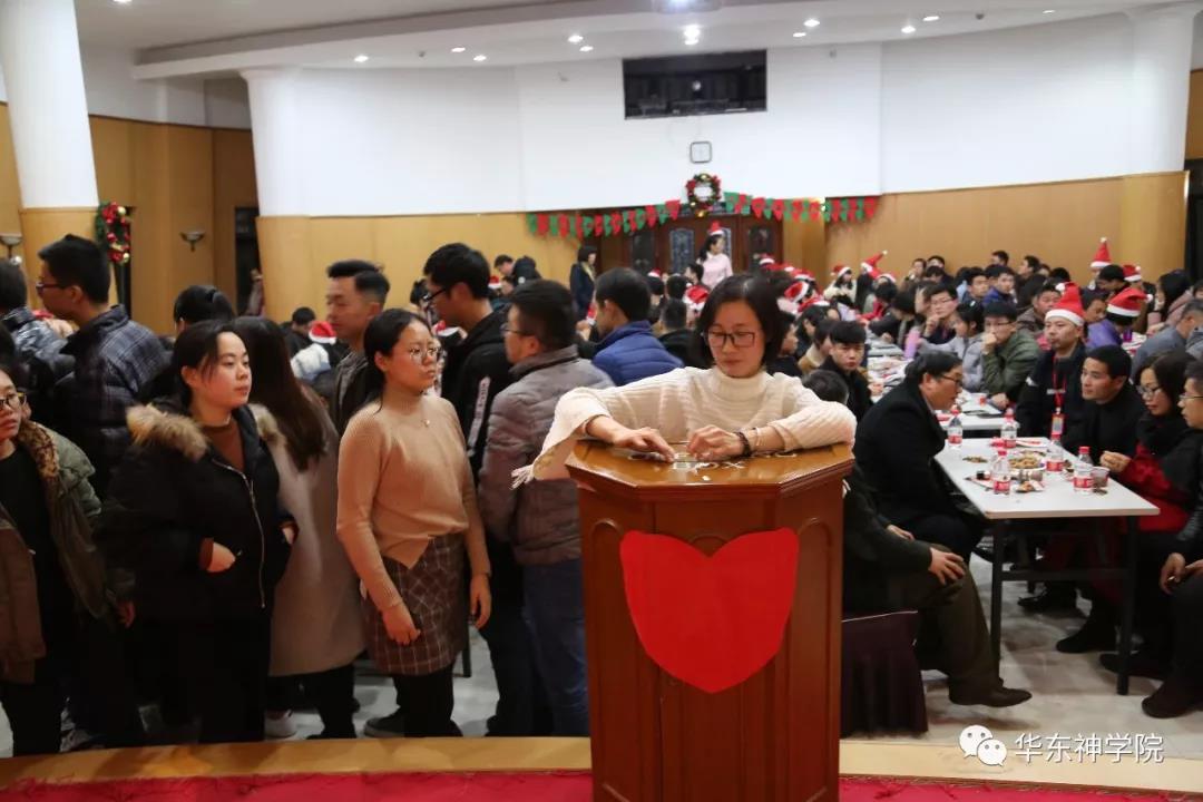 ������ѧԺ����ʥ����������Ϊѧ������װ���